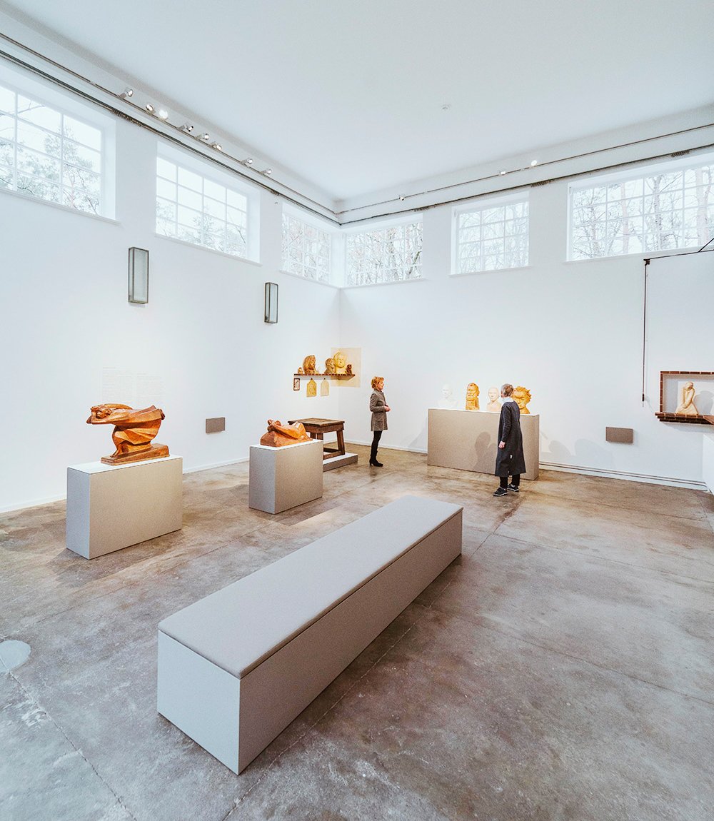 Barlach Stiftung Ausstellungsansicht mit Gästen