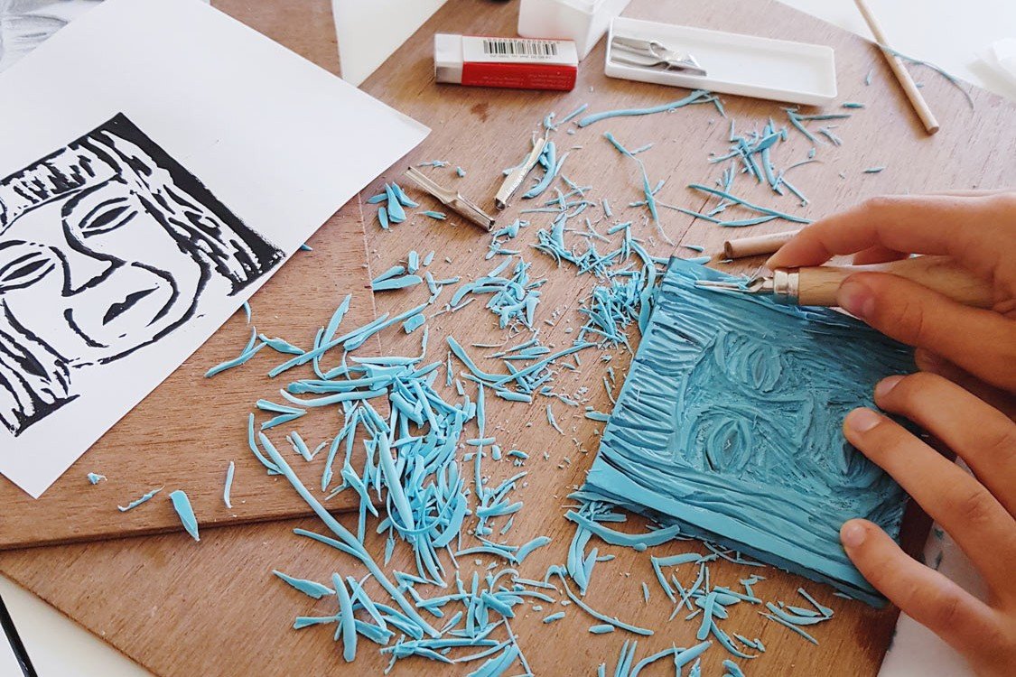 Hände beim Anfertigen einer Druckgrafik Ernst Barlach Museen Güstrow 