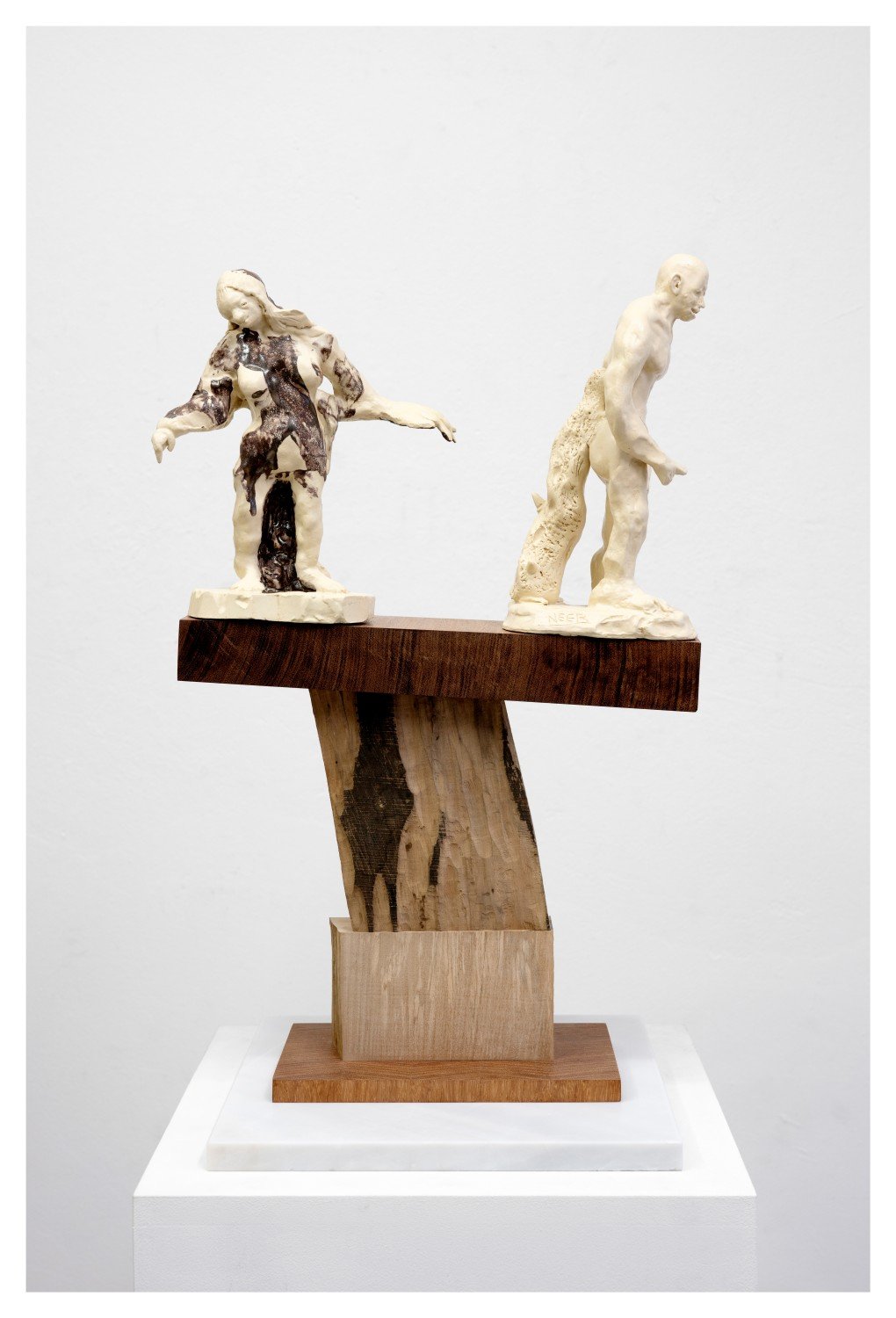 Sebastian Neeb, We just need another Hero! Ignore the Circumstances! (aus der Serie: We Just Need Another Hero! Ignore the Circumstances!), 2019, glasierte Keramik, Mahagoni, Birnenholz, Marmor © Sebastian Neeb, Foto: privat